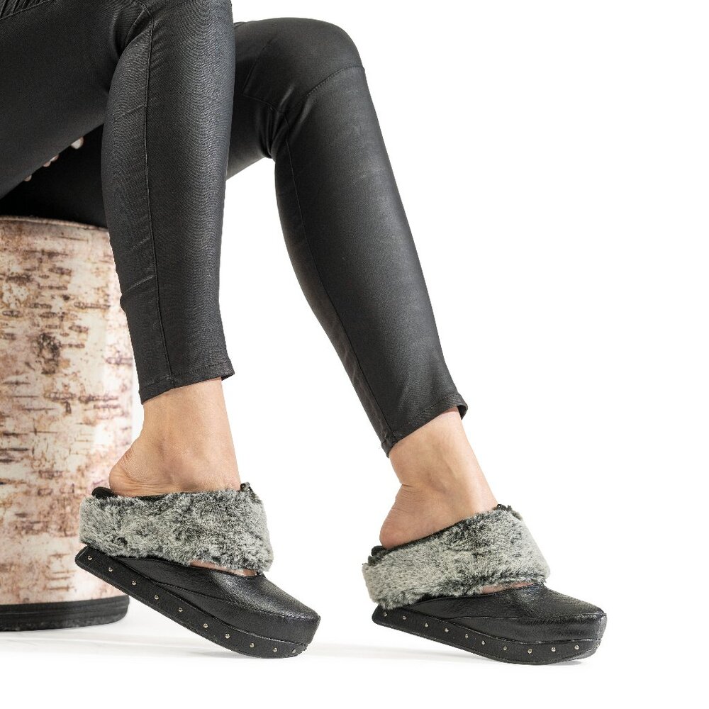 Neva 1 - Black flips to Gray Fur